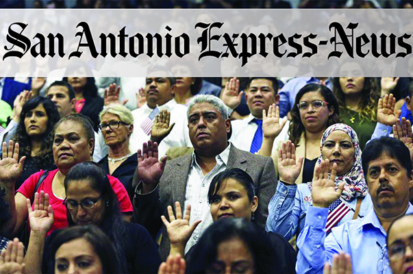 Personas ofreciendo el juramento de lealtad a cambio de la Ciudadanía USA Personas ofreciendo el juramento de lealtad a cambio de la Ciudadanía USA